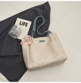 Grand sac cabas gaufré blanc crème avec anses bleu ciel et breloque pompon rose - Bleu (avec Pendentif)