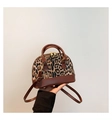 Leopard-Handtasche in Muschelform aus braunem Kunstleder mit goldener Hardware - Braun