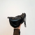 Borsa a spalla semitonda nera lucida con finitura testurizzata e dettagli argento - Nero