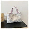 Detalle del bolso de cubo con estampados de mariposas púrpuras y motivos de estrellas - Morado