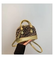 Mini Muschel Umhängetasche mit Leopardenmuster und metallisch goldenen Griffen - Gold