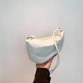 Elegante borsa sottobraccio a mezzaluna bianca con dettaglio nodo per moda estiva minimalista - Bianco