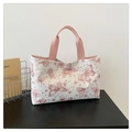 Detalle de estampados de mariposas y constelaciones en bolso tipo cubo blanco con asas rosas - Rosa
