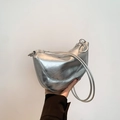 Borsa a mezzaluna argento in ecopelle metallizzata con finitura a specchio - Argento