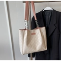 Contrast checkered tote bag in cream and pink with chain strap and fashion label - Pink