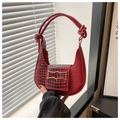 Sac à bandoulière rouge motif crocodile en forme de lune avec boucle dorée - Rouge