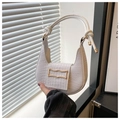 Détail du sac croissant blanc texture crocodile avec boucle dorée et poignée à nœuds - Blanc