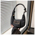 Détail du sac hobo croissant noir avec embossage croco et boucle métallique dorée chic - Noir