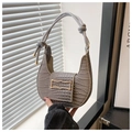 Détail du sac hobo gris motif crocodile avec poignée nouée et fermoir en métal doré - Gris