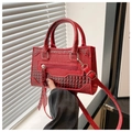 Sac à main rouge élégant à relief crocodile avec ferrures argentées et bandoulière - Rouge