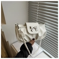 Detalle de bolso bajo el brazo plisado blanco con lazo plateado y correa trenzada - Blanco