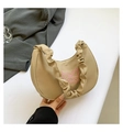 Khakifarbene Halbmond-Tasche mit rosa Schmetterlingsstickerei und gerafftem Griff - Khaki