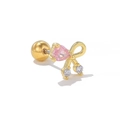 Dettaglio macro del piercing a fiocco dorato con zircone rosa a cuore e chiusura a sfera - Stile Fiocco con Zircone Rosa (EGD0986) / Oro