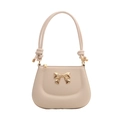Bolso bandolera crema con lazo dorado y asa anudada sobre fondo blanco de estudio - Blanco