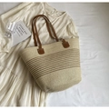 Kontrast-Webtasche mit braunen Ledergriffen und beigen Streifen-Textur-Details - Gebrochenes Weiß