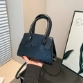 Sac à main chic noir avec texture en similicuir et bandoulière amovible élégante et moderne - Noir