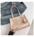 Detail einer rosa Handtasche aus Seide mit floraler Stickerei und Ledergriff im Vintage-Stil - Rosa