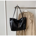 Minimalistische große schwarze Lackleder-Tragetasche mit Knitteroptik und Schultergurten - Schwarz