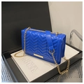 Nahaufnahme der königsblauen Stepptasche mit V-Muster und goldener Kettenriemen - Blau