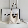 Hobo-Tasche im Retro-Stil aus cremefarbenem Kunstleder mit braunen Kontrastriemen - Gebrochenes Weiß