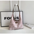 Rosa Schultertasche mit Marmormuster und braunem Lederriemen aus weichem PU-Material - Rosa