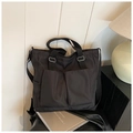 Détail d'un sac cabas en nylon noir avec doubles poches avant et bandoulière ajustable - Noir