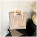Détail du sac fourre-tout en toile beige avec poches avant et texture tissée - Blanc Cassé
