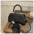 Dettaglio della borsa nera con paillettes, base a onde e dettagli in metallo dorato - Nero