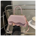 Dettaglio borsa rosa con paillettes, patta ondulata e manico in strass di lusso - Rosa