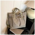 Détail du sac fourre-tout en toile avec grandes poches avant et bandoulière tissée réglable - Vert Haricot