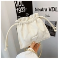 Secchiello bianco trapuntato con coulisse, catena dorata e dettaglio triangolo in metallo - Bianco Sporco