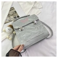 Detalle de mochila plateada texturizada con bordado de mariposa y colgante de pompón - Ajuste regular / Gris Plata