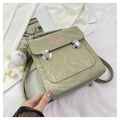 Detalle de mochila de cuero PU verde claro con bordado de mariposa rosa y hebillas metálicas - Ajuste regular / Verde