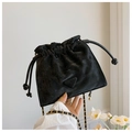 Borsa a secchiello trapuntata nera con coulisse e tracolla a catena dorata opaca - Nero