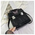 Detalle de bolso bandolera negro con bordado de mariposa rosa y colgante de peluche - Ajuste regular / Negro