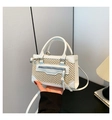 Detail van witte geweven leren handtas met ritsen en een dunne schouderriem - Wit
