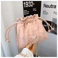 Borsa a secchiello trapuntata rosa con coulisse, catena dorata e placca metallica - Rosa