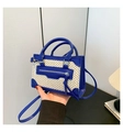 Détail d'un mini sac tressé avec bordure en cuir bleu et détails de fermeture éclair - Bleu