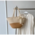 Farbblock gewebte Strohtasche in Beige und Kaffeebraun mit zarter Spitzenschleife - Weiß & Khaki