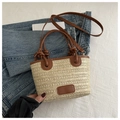 Schicke beigefarbene Strohtasche mit braunem Lederbesatz und Knotengriff für Sommer - Braun Klein
