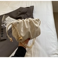Elegante borsa a nuvola plissettata bianco crema con coulisse e tracolla a catena oro - Bianco Sporco