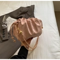 Borsa nuvola a pieghe rosa pallido con catena dorata regolabile e chiusura a coulisse - Rosa