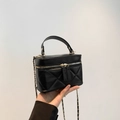 Schwarze gesteppte Eimertasche aus Leder mit goldener Kette und Tragegriff - Schwarz