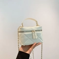 Weiße gesteppte Mini-Eimertasche mit goldener Kette und Handgriff für Damen - Weiß