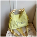 Dettaglio della borsa tote in nylon giallo chiaro con ricamo Hai e tasca con coulisse - Giallo