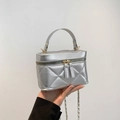 Schicke silberne gesteppte Beuteltasche mit Metallic-Finish und Kettenriemen - Silber