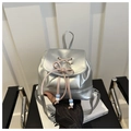 Nahaufnahme der mini silbernen Rucksack mit rosa Schleife und bunten Perlen Details - Silber