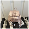 Mini-Rucksack in Metallic-Rosa mit Schleifen-Kordelzug und bunten Perlenanhängern - Rosa