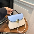 Elegante borsa a tracolla in pelle blu chiaro e beige con chiusura a rotazione dorata - Patchwork Blu e Bianco (XMY-2509) / Blu