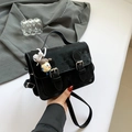 Bolso bandolera retro de terciopelo negro con hebillas y un colgante de muñeca lindo - Negro con colgante